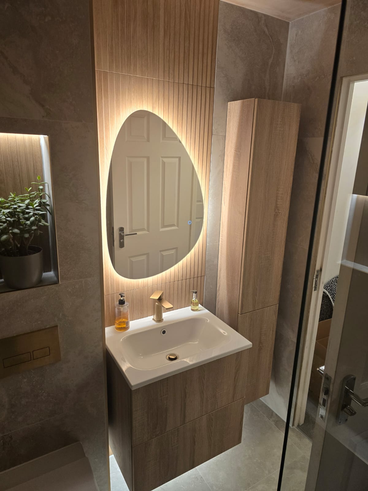 Backlit mirrors trend