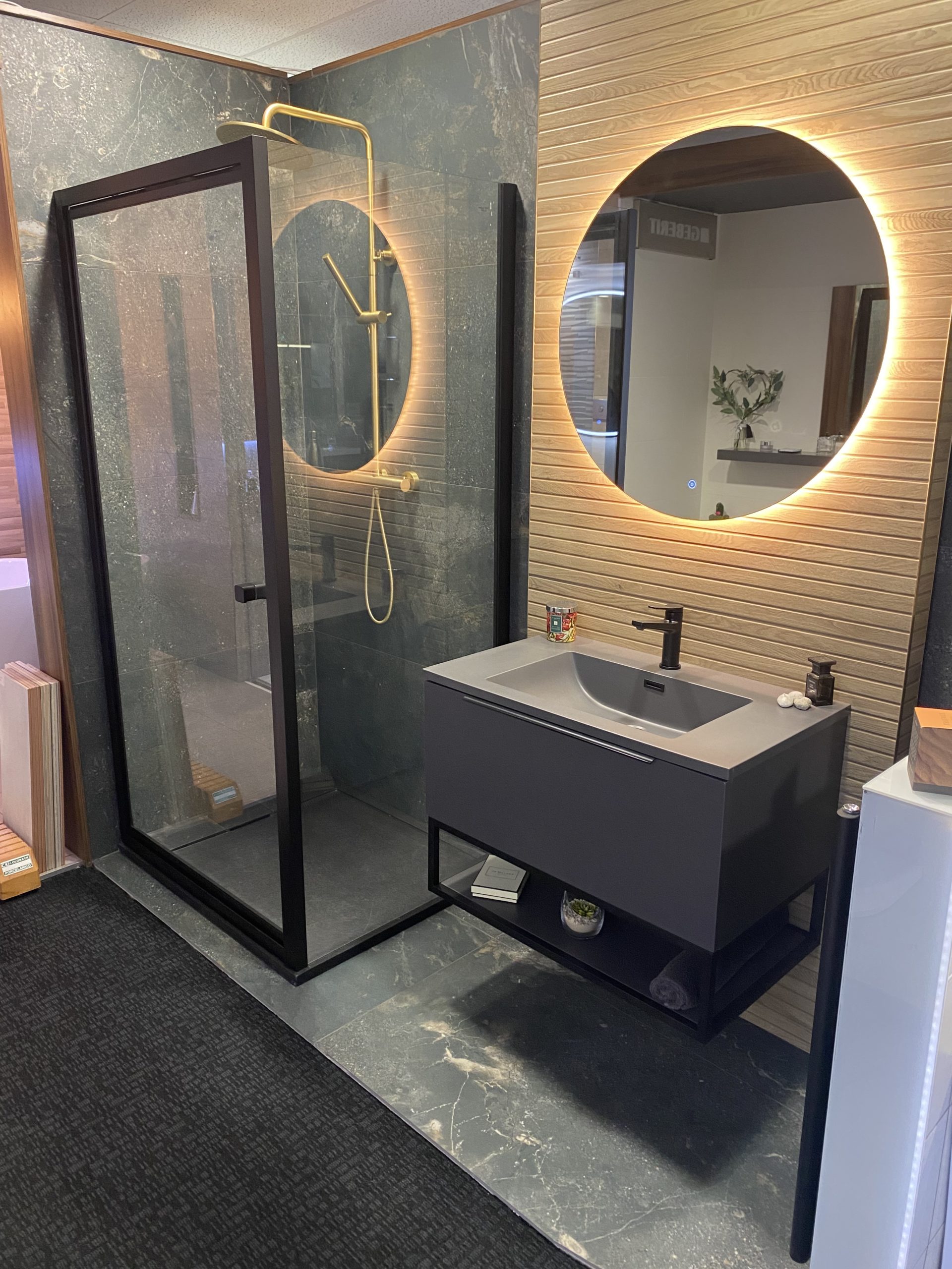 Minimal bathroom with a seamless plaster look finish